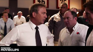 Draft Day est un film dramatique sportif de 2014 réalisé par Ivan Reitman et mettant en vedette Kevin Costner. Le film suit le directeur général des Cleveland Browns alors qu'il navigue entre les défis de la draft de la NFL. Costner joue le rôle de So