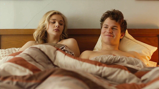 Chloe Grace Moretz sexy - scène de sexe de November Criminals (2017)