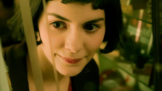 Le Fabuleux Destin d'Amélie Poulain (2001) est une comédie romantique française réalisée par Jean-Pierre Jeunet. L'histoire suit Amélie Poulain, une jeune femme timide et excentrique vivant à Montmartre, à Paris. Après avoir découvert un coffre au