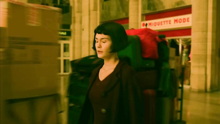 Le Fabuleux Destin d'Amélie Poulain (2001) est une comédie romantique française réalisée par Jean-Pierre Jeunet. L'histoire suit Amélie Poulain, une jeune femme timide et excentrique vivant à Montmartre, à Paris. Après avoir découvert un coffre au