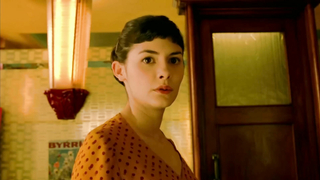 Le Fabuleux Destin d'Amélie Poulain (2001) est une comédie romantique française réalisée par Jean-Pierre Jeunet. L'histoire suit Amélie Poulain, une jeune femme timide et excentrique vivant à Montmartre, à Paris. Après avoir découvert un coffre au